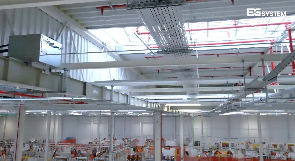 Zasilanie hali produkcyjnej poprzez szynoprzewody przemysłowe - bezpieczne i efektywne rozwiązanie.